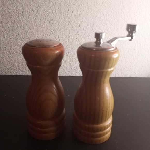 Olde Thompson Natural Wood 5" S/P Shaker Set. - Picture 1 of 5